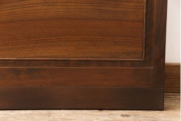 格子戸をリペア&カスタム!引き戸から開き戸に変更。引手を埋木処理し、新たに引手金具と蝶番を取り付け。自然な茶色に着色仕上げ。(建具、扉)