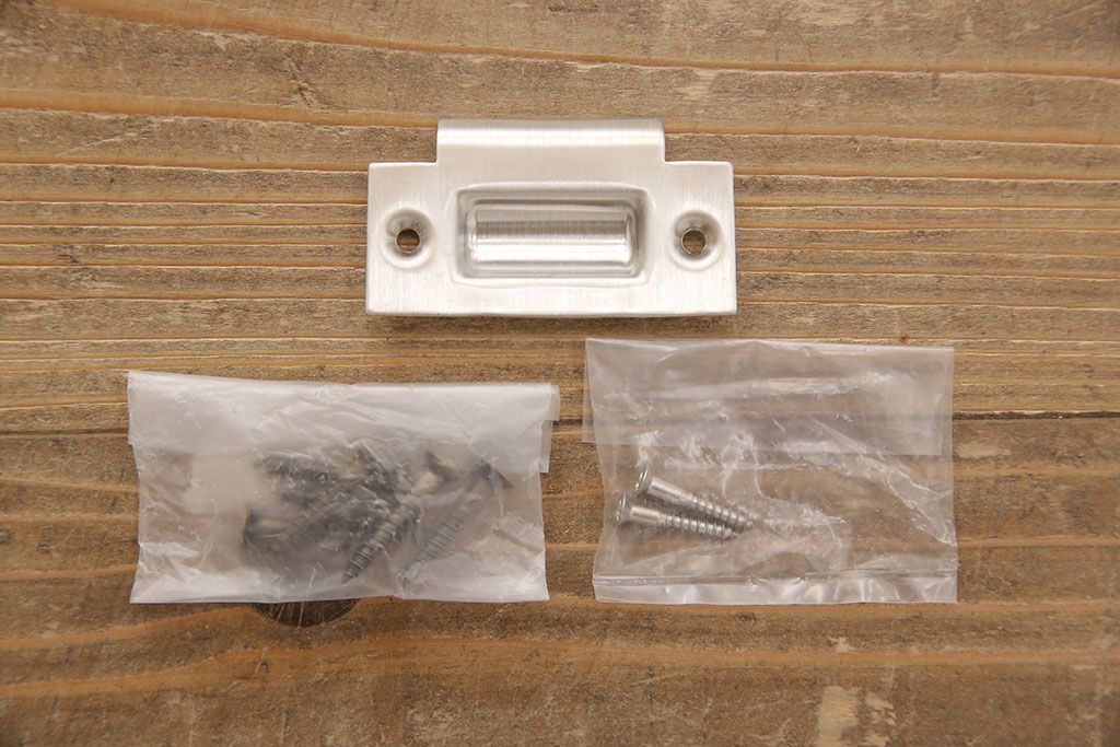 格子戸をリペア&カスタム!引き戸から開き戸に変更。引手を埋木処理し、新たに引手金具と蝶番を取り付け。自然な茶色に着色仕上げ。(建具、扉)