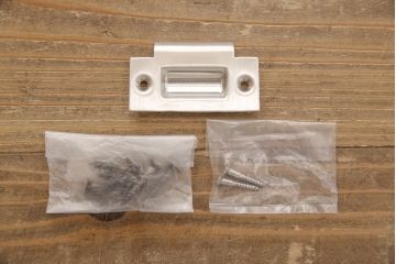 格子戸をリペア&カスタム!引き戸から開き戸に変更。引手を埋木処理し、新たに引手金具と蝶番を取り付け。自然な茶色に着色仕上げ。(建具、扉)