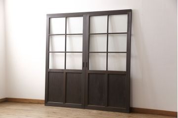 ガラス戸2枚をリペア&カスタム!新材を継ぎ足し高さと幅を大きくリサイズ。引手・戸車を追加し、ガラス部分はゆらゆらガラスを使用。濃い茶色に着色仕上げ。(引き戸)