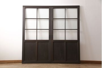 ガラス戸2枚をリペア&カスタム!新材を継ぎ足し高さと幅を大きくリサイズ。引手・戸車を追加し、ガラス部分はゆらゆらガラスを使用。濃い茶色に着色仕上げ。(引き戸)