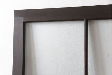 ガラス戸2枚をリペア&カスタム!新材を継ぎ足し高さと幅を大きくリサイズ。引手・戸車を追加し、ガラス部分はゆらゆらガラスを使用。濃い茶色に着色仕上げ。(引き戸)