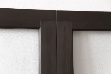 ガラス戸2枚をリペア&カスタム!新材を継ぎ足し高さと幅を大きくリサイズ。引手・戸車を追加し、ガラス部分はゆらゆらガラスを使用。濃い茶色に着色仕上げ。(引き戸)