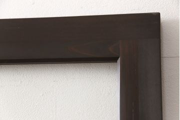 ガラス戸2枚をリペア&カスタム!新材を継ぎ足し高さと幅を大きくリサイズ。引手・戸車を追加し、ガラス部分はゆらゆらガラスを使用。濃い茶色に着色仕上げ。(引き戸)