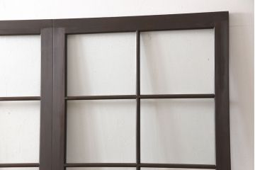 ガラス戸2枚をリペア&カスタム!新材を継ぎ足し高さと幅を大きくリサイズ。引手・戸車を追加し、ガラス部分はゆらゆらガラスを使用。濃い茶色に着色仕上げ。(引き戸)