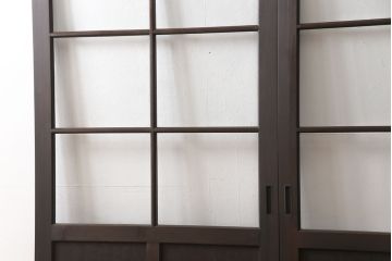 ガラス戸2枚をリペア&カスタム!新材を継ぎ足し高さと幅を大きくリサイズ。引手・戸車を追加し、ガラス部分はゆらゆらガラスを使用。濃い茶色に着色仕上げ。(引き戸)