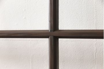 ガラス戸2枚をリペア&カスタム!新材を継ぎ足し高さと幅を大きくリサイズ。引手・戸車を追加し、ガラス部分はゆらゆらガラスを使用。濃い茶色に着色仕上げ。(引き戸)