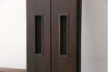 ガラス戸2枚をリペア&カスタム!新材を継ぎ足し高さと幅を大きくリサイズ。引手・戸車を追加し、ガラス部分はゆらゆらガラスを使用。濃い茶色に着色仕上げ。(引き戸)