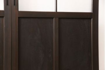 ガラス戸2枚をリペア&カスタム!新材を継ぎ足し高さと幅を大きくリサイズ。引手・戸車を追加し、ガラス部分はゆらゆらガラスを使用。濃い茶色に着色仕上げ。(引き戸)