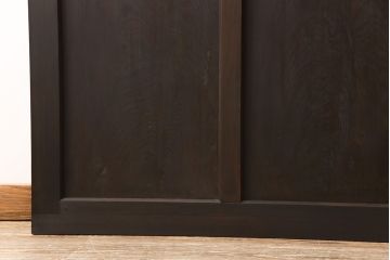 ガラス戸2枚をリペア&カスタム!新材を継ぎ足し高さと幅を大きくリサイズ。引手・戸車を追加し、ガラス部分はゆらゆらガラスを使用。濃い茶色に着色仕上げ。(引き戸)