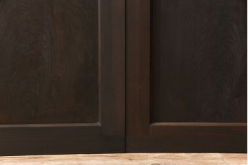 ガラス戸2枚をリペア&カスタム!新材を継ぎ足し高さと幅を大きくリサイズ。引手・戸車を追加し、ガラス部分はゆらゆらガラスを使用。濃い茶色に着色仕上げ。(引き戸)