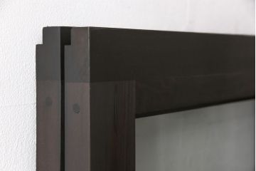 ガラス戸2枚をリペア&カスタム!新材を継ぎ足し高さと幅を大きくリサイズ。引手・戸車を追加し、ガラス部分はゆらゆらガラスを使用。濃い茶色に着色仕上げ。(引き戸)