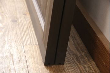 ガラス戸2枚をリペア&カスタム!新材を継ぎ足し高さと幅を大きくリサイズ。引手・戸車を追加し、ガラス部分はゆらゆらガラスを使用。濃い茶色に着色仕上げ。(引き戸)