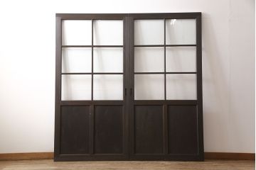 ガラス戸2枚をリペア&カスタム!新材を継ぎ足し高さと幅を大きくリサイズ。引手・戸車を追加し、ガラス部分はゆらゆらガラスを使用。濃い茶色に着色仕上げ。(引き戸)