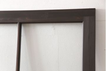 ガラス戸2枚をリペア&カスタム!新材を継ぎ足し高さと幅を大きくリサイズ。引手・戸車を追加し、ガラス部分はゆらゆらガラスを使用。濃い茶色に着色仕上げ。(引き戸)