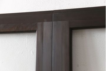 ガラス戸2枚をリペア&カスタム!新材を継ぎ足し高さと幅を大きくリサイズ。引手・戸車を追加し、ガラス部分はゆらゆらガラスを使用。濃い茶色に着色仕上げ。(引き戸)