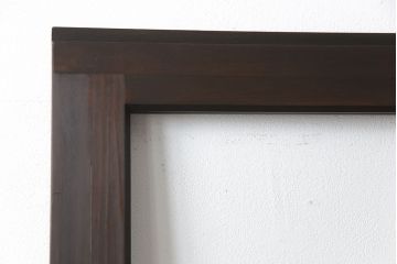 ガラス戸2枚をリペア&カスタム!新材を継ぎ足し高さと幅を大きくリサイズ。引手・戸車を追加し、ガラス部分はゆらゆらガラスを使用。濃い茶色に着色仕上げ。(引き戸)