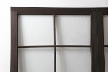 ガラス戸2枚をリペア&カスタム!新材を継ぎ足し高さと幅を大きくリサイズ。引手・戸車を追加し、ガラス部分はゆらゆらガラスを使用。濃い茶色に着色仕上げ。(引き戸)