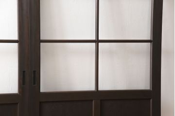 ガラス戸2枚をリペア&カスタム!新材を継ぎ足し高さと幅を大きくリサイズ。引手・戸車を追加し、ガラス部分はゆらゆらガラスを使用。濃い茶色に着色仕上げ。(引き戸)