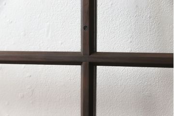 ガラス戸2枚をリペア&カスタム!新材を継ぎ足し高さと幅を大きくリサイズ。引手・戸車を追加し、ガラス部分はゆらゆらガラスを使用。濃い茶色に着色仕上げ。(引き戸)