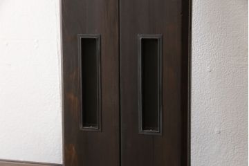 ガラス戸2枚をリペア&カスタム!新材を継ぎ足し高さと幅を大きくリサイズ。引手・戸車を追加し、ガラス部分はゆらゆらガラスを使用。濃い茶色に着色仕上げ。(引き戸)