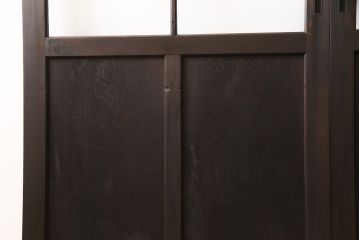 ガラス戸2枚をリペア&カスタム!新材を継ぎ足し高さと幅を大きくリサイズ。引手・戸車を追加し、ガラス部分はゆらゆらガラスを使用。濃い茶色に着色仕上げ。(引き戸)