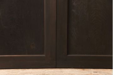 ガラス戸2枚をリペア&カスタム!新材を継ぎ足し高さと幅を大きくリサイズ。引手・戸車を追加し、ガラス部分はゆらゆらガラスを使用。濃い茶色に着色仕上げ。(引き戸)