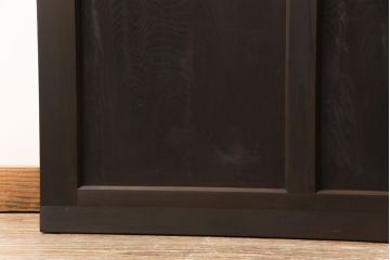 ガラス戸2枚をリペア&カスタム!新材を継ぎ足し高さと幅を大きくリサイズ。引手・戸車を追加し、ガラス部分はゆらゆらガラスを使用。濃い茶色に着色仕上げ。(引き戸)