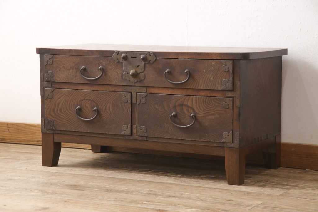 明治期の帳場箪笥をリペア&カスタム!上段の引き出しをフラップダウン式の扉に変更。木製脚を取り付け、本体の色味に馴染むよう着色仕上げ。(テレビ台、ローボード、収納棚、戸棚)