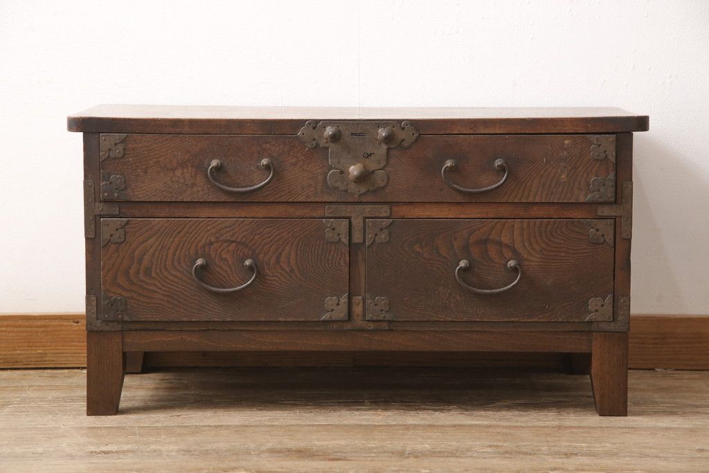 明治期の帳場箪笥をリペア&カスタム!上段の引き出しをフラップダウン式の扉に変更。木製脚を取り付け、本体の色味に馴染むよう着色仕上げ。(テレビ台、ローボード、収納棚、戸棚)