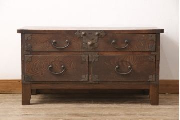 明治期の帳場箪笥をリペア&カスタム!上段の引き出しをフラップダウン式の扉に変更。木製脚を取り付け、本体の色味に馴染むよう着色仕上げ。(テレビ台、ローボード、収納棚、戸棚)