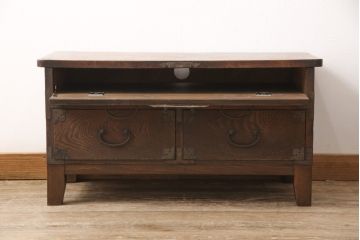 明治期の帳場箪笥をリペア&カスタム!上段の引き出しをフラップダウン式の扉に変更。木製脚を取り付け、本体の色味に馴染むよう着色仕上げ。(テレビ台、ローボード、収納棚、戸棚)