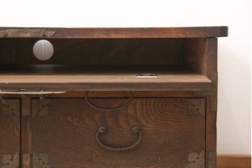 明治期の帳場箪笥をリペア&カスタム!上段の引き出しをフラップダウン式の扉に変更。木製脚を取り付け、本体の色味に馴染むよう着色仕上げ。(テレビ台、ローボード、収納棚、戸棚)