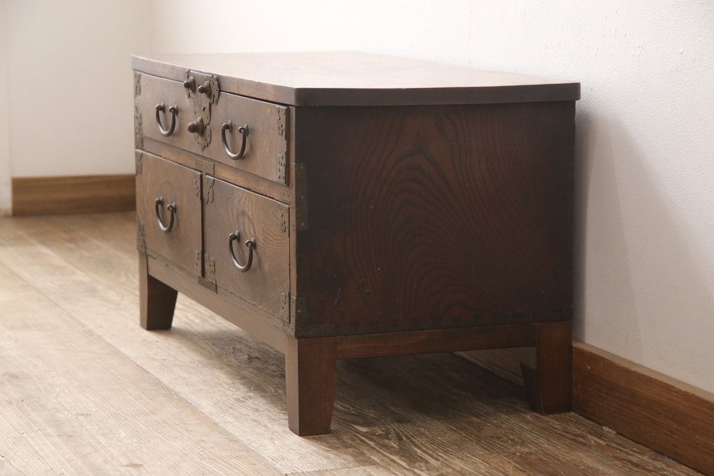 明治期の帳場箪笥をリペア&カスタム!上段の引き出しをフラップダウン式の扉に変更。木製脚を取り付け、本体の色味に馴染むよう着色仕上げ。(テレビ台、ローボード、収納棚、戸棚)