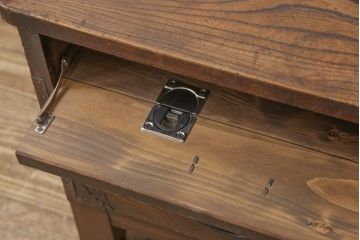 明治期の帳場箪笥をリペア&カスタム!上段の引き出しをフラップダウン式の扉に変更。木製脚を取り付け、本体の色味に馴染むよう着色仕上げ。(テレビ台、ローボード、収納棚、戸棚)