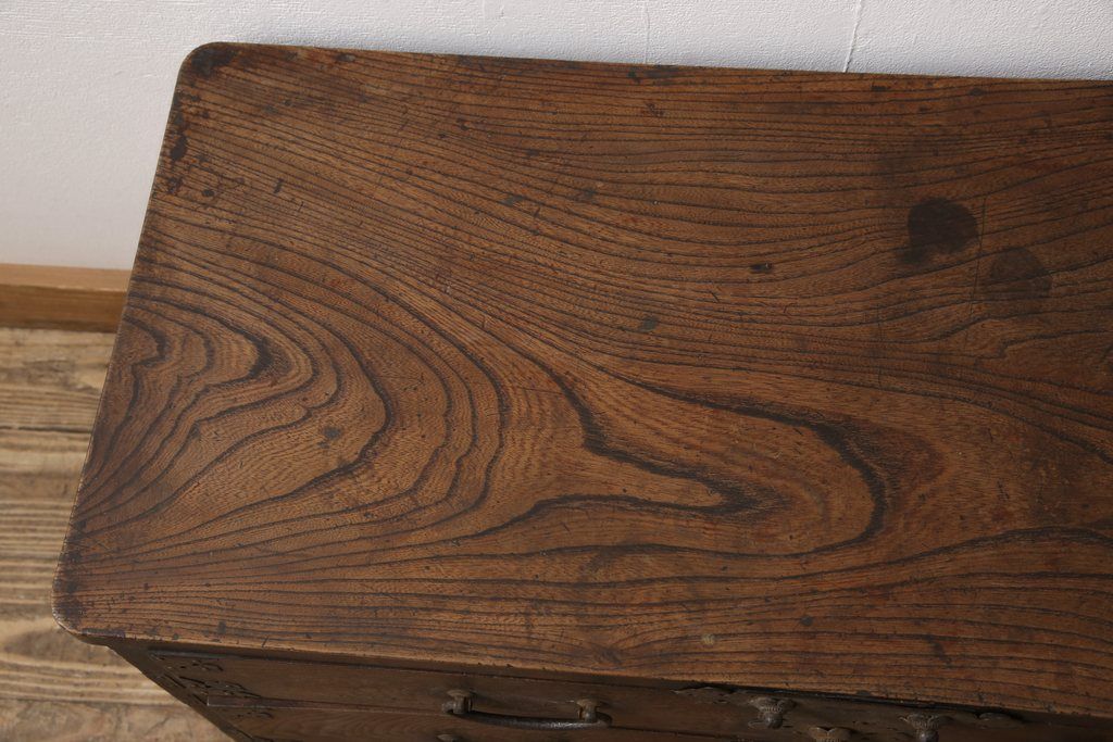 明治期の帳場箪笥をリペア&カスタム!上段の引き出しをフラップダウン式の扉に変更。木製脚を取り付け、本体の色味に馴染むよう着色仕上げ。(テレビ台、ローボード、収納棚、戸棚)