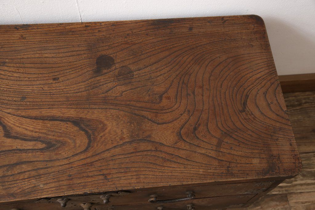 明治期の帳場箪笥をリペア&カスタム!上段の引き出しをフラップダウン式の扉に変更。木製脚を取り付け、本体の色味に馴染むよう着色仕上げ。(テレビ台、ローボード、収納棚、戸棚)