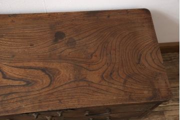 明治期の帳場箪笥をリペア&カスタム!上段の引き出しをフラップダウン式の扉に変更。木製脚を取り付け、本体の色味に馴染むよう着色仕上げ。(テレビ台、ローボード、収納棚、戸棚)