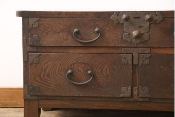 明治期の帳場箪笥をリペア&カスタム!上段の引き出しをフラップダウン式の扉に変更。木製脚を取り付け、本体の色味に馴染むよう着色仕上げ。(テレビ台、ローボード、収納棚、戸棚)