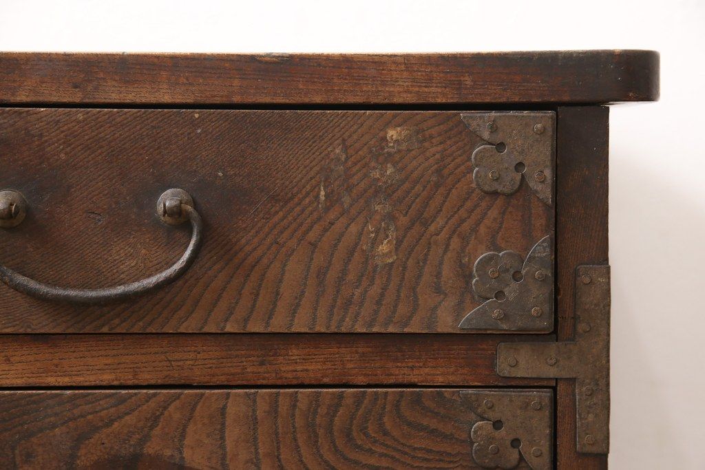 明治期の帳場箪笥をリペア&カスタム!上段の引き出しをフラップダウン式の扉に変更。木製脚を取り付け、本体の色味に馴染むよう着色仕上げ。(テレビ台、ローボード、収納棚、戸棚)