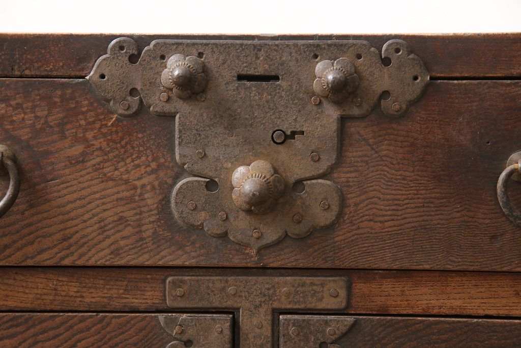 明治期の帳場箪笥をリペア&カスタム!上段の引き出しをフラップダウン式の扉に変更。木製脚を取り付け、本体の色味に馴染むよう着色仕上げ。(テレビ台、ローボード、収納棚、戸棚)