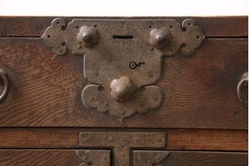 明治期の帳場箪笥をリペア&カスタム!上段の引き出しをフラップダウン式の扉に変更。木製脚を取り付け、本体の色味に馴染むよう着色仕上げ。(テレビ台、ローボード、収納棚、戸棚)