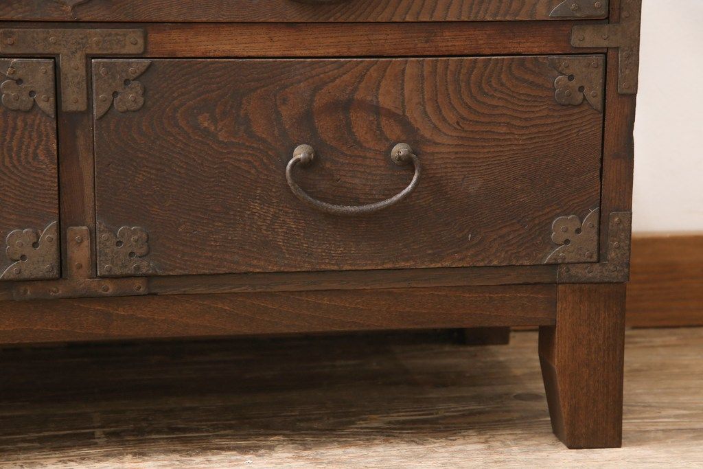 明治期の帳場箪笥をリペア&カスタム!上段の引き出しをフラップダウン式の扉に変更。木製脚を取り付け、本体の色味に馴染むよう着色仕上げ。(テレビ台、ローボード、収納棚、戸棚)