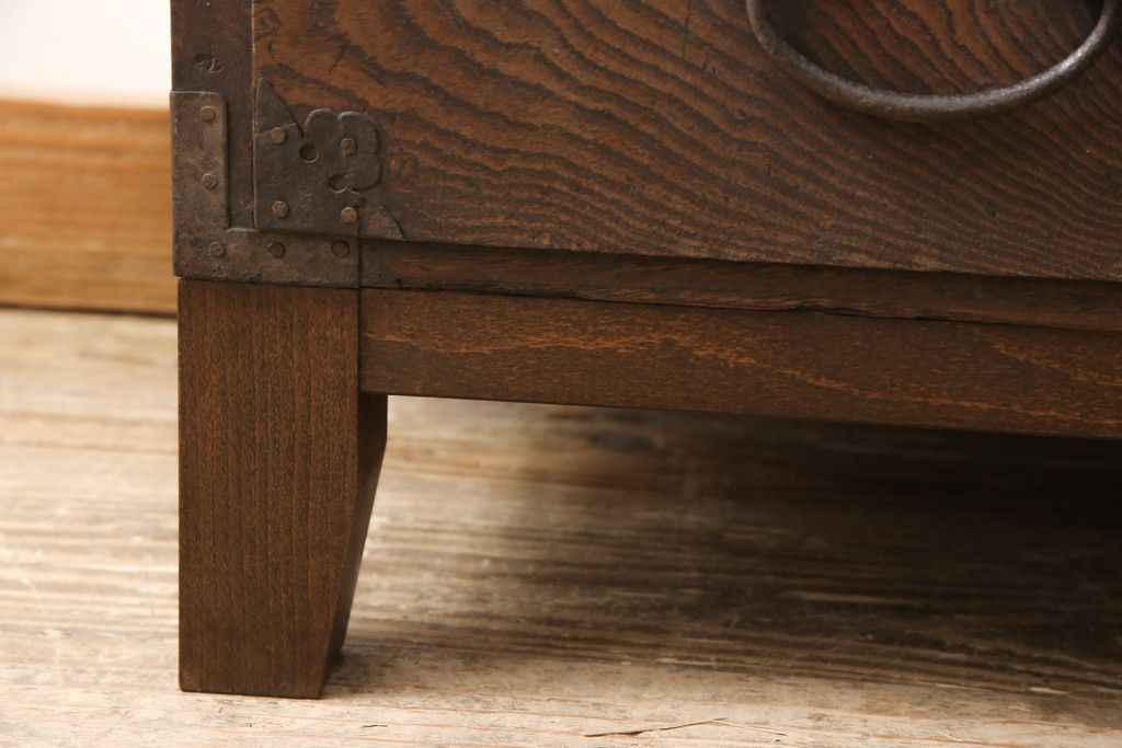 明治期の帳場箪笥をリペア&カスタム!上段の引き出しをフラップダウン式の扉に変更。木製脚を取り付け、本体の色味に馴染むよう着色仕上げ。(テレビ台、ローボード、収納棚、戸棚)