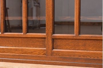 食器棚をリペア&カスタム!ヒノキ無垢材の天板を取り付け高さをリサイズし、下部引き戸をクリアガラスに変更。全体を1トーン落ち着いた色味に着色仕上げ。(収納棚、戸棚、サイドボード)