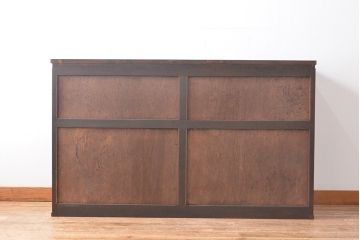 食器棚をリペア&カスタム!ヒノキ無垢材の天板を取り付け高さをリサイズし、下部引き戸をクリアガラスに変更。全体を1トーン落ち着いた色味に着色仕上げ。(収納棚、戸棚、サイドボード)