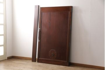 明治大正期の蔵戸をリペア&カスタム!戸杓リ箇所を埋木処理し、鎌錠2か所、戸羽金具、重量丁番3か所に金具を取り付け。現状の色味を活かした仕上げ。(引き戸、建具、玄関戸)