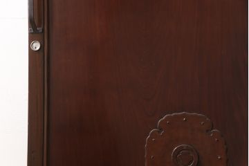 明治大正期の蔵戸をリペア&カスタム!戸杓リ箇所を埋木処理し、鎌錠2か所、戸羽金具、重量丁番3か所に金具を取り付け。現状の色味を活かした仕上げ。(引き戸、建具、玄関戸)