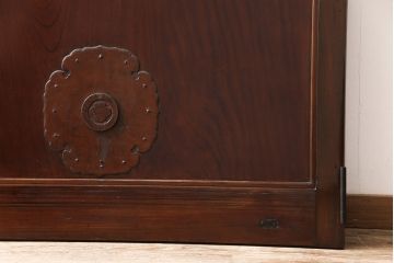 明治大正期の蔵戸をリペア&カスタム!戸杓リ箇所を埋木処理し、鎌錠2か所、戸羽金具、重量丁番3か所に金具を取り付け。現状の色味を活かした仕上げ。(引き戸、建具、玄関戸)