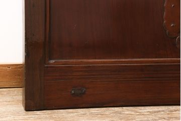 明治大正期の蔵戸をリペア&カスタム!戸杓リ箇所を埋木処理し、鎌錠2か所、戸羽金具、重量丁番3か所に金具を取り付け。現状の色味を活かした仕上げ。(引き戸、建具、玄関戸)